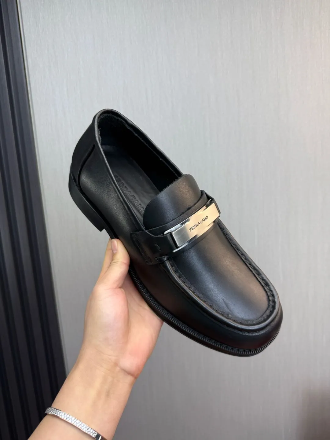 Men's shoes 💰880💰 Ferragamo. [Ferragamo] men's thick-soled loafers, the latest hot style, 1:1 original purchase quality, top quality, imported open-edge beaded cowhide leather on the upper, hand-made three-dimensional stitching highlights the round toe design, the inner foot pads are all imported cowhide, with original lightweight foam outsole, matching code 39-44, (38, 45 custom-made, non-refundable)